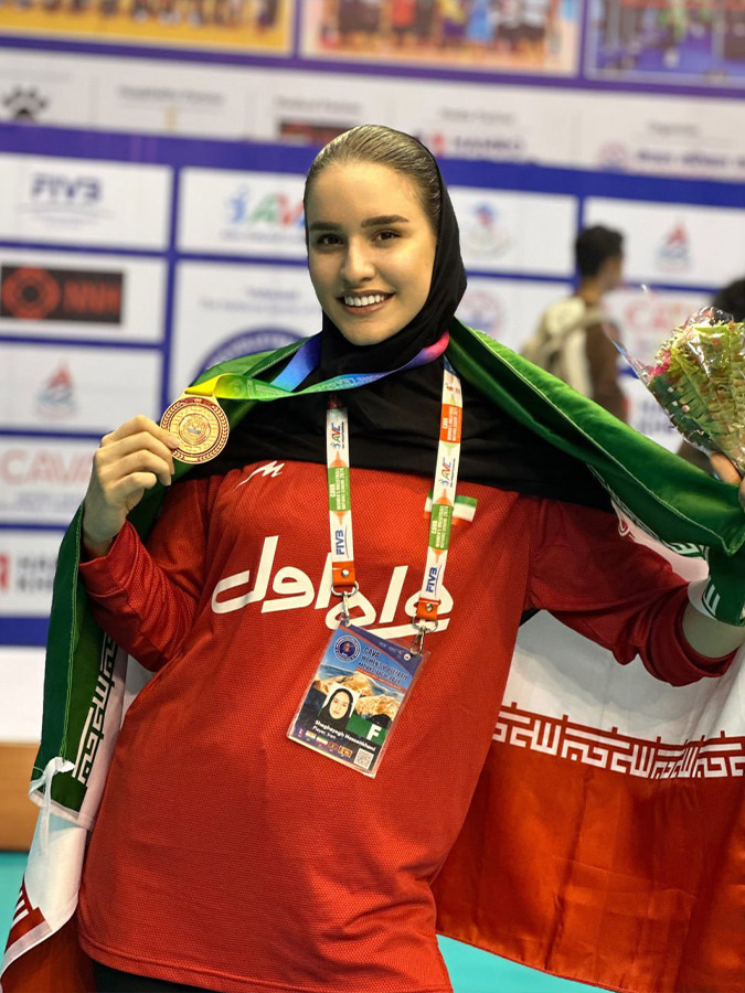 شقایق حسن خانی