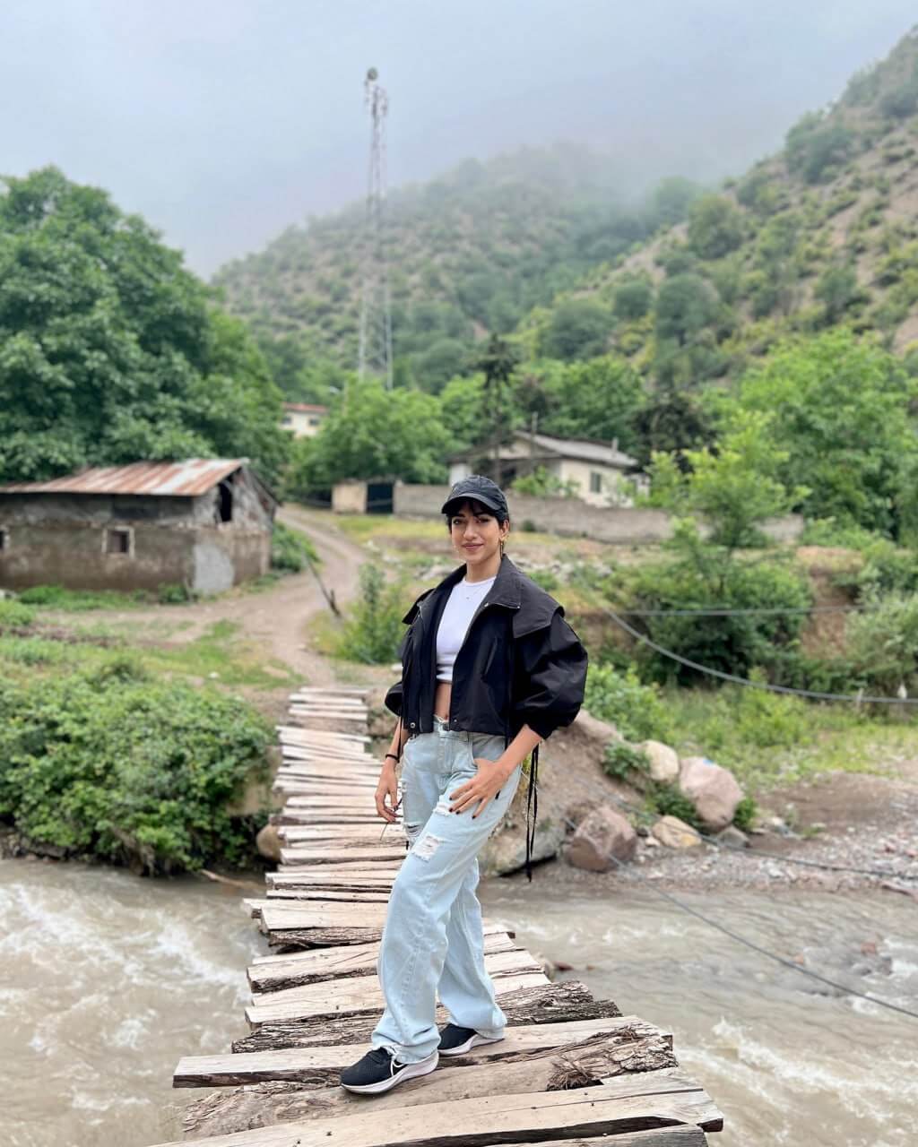 مبینا شریفی قهرمان تکواندو ایران در طبیعت