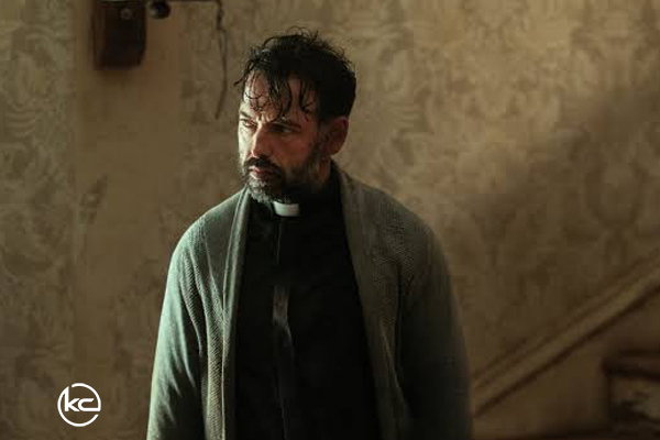 شان میجر Shaun Majumder در نقش پدر خادری Father Khatri